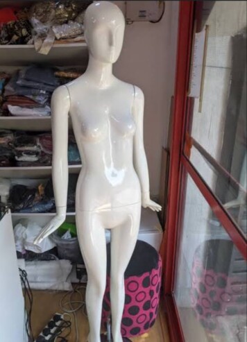 Mannequin store